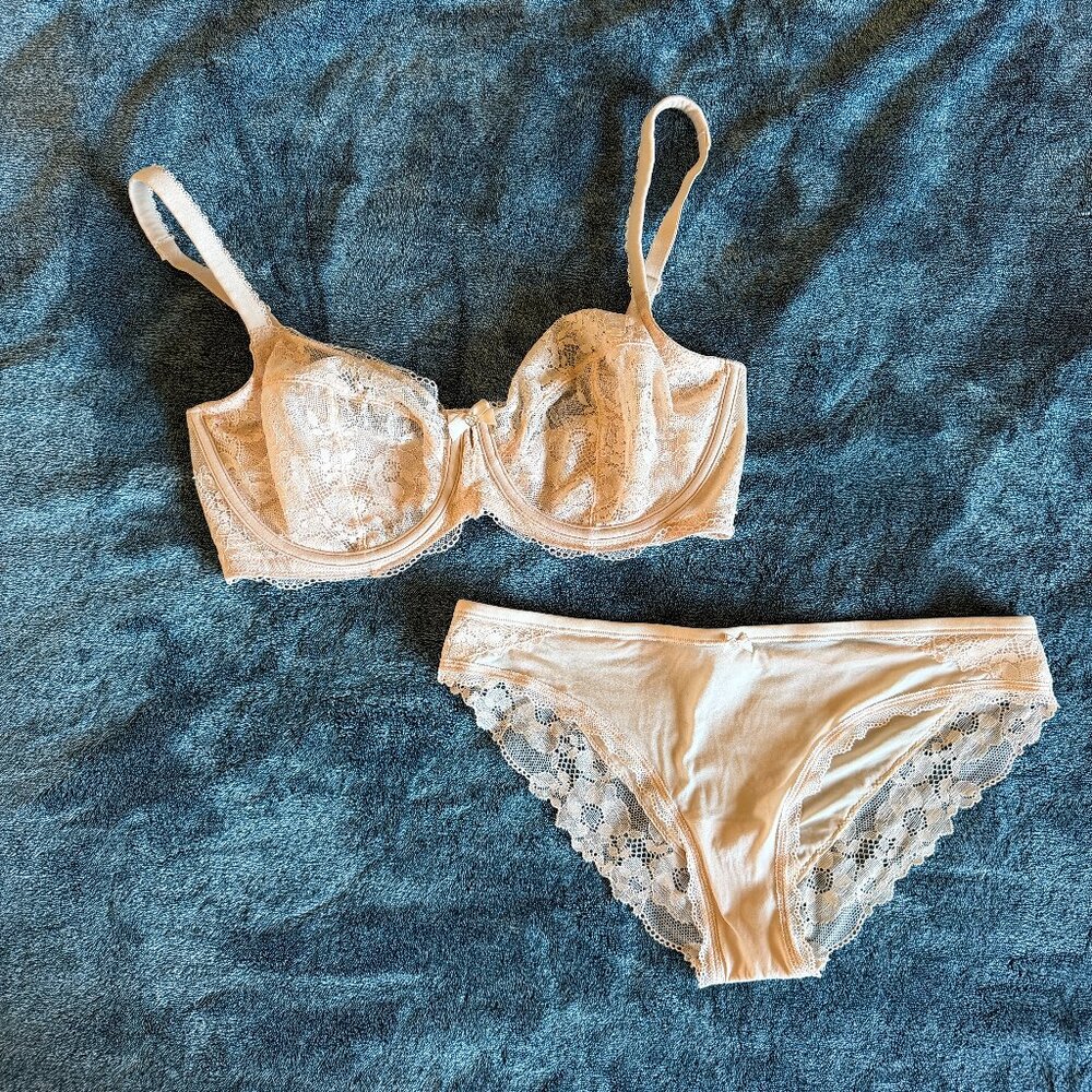 Like New Victoria's Secret Unlined Demi Bra (34DDD) & matching Cheekini Medium